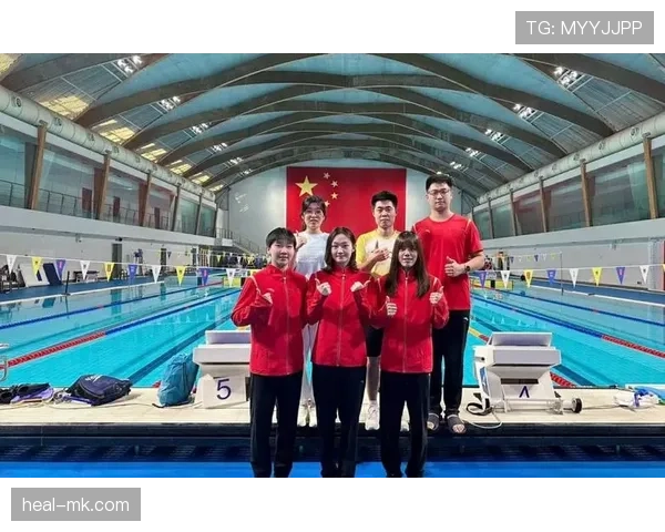 李冰洁穿拖鞋去买早餐，手里那只包亮到我当场怀疑世界观